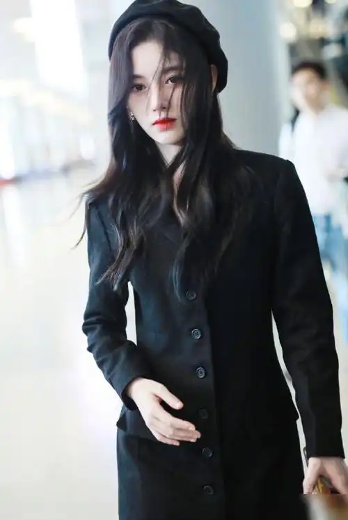 鞠婧祎这次也太大胆了浑身只有一件西装外套这腿让我发狂