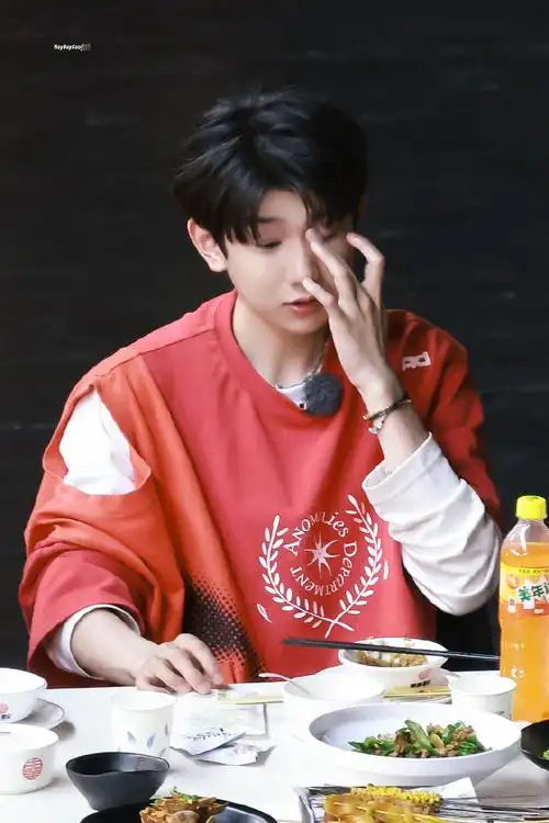 王源超话#王源城市捉迷藏##美年达代言人王源#最佳代言人小嘴巴疯狂