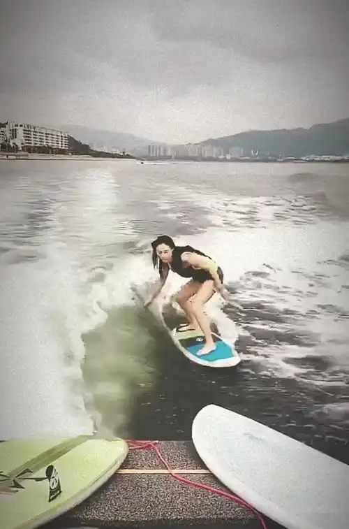 41岁张柏芝泳装冲浪秀好身材,皮肤白皙长腿吸睛,胳膊线条超明显