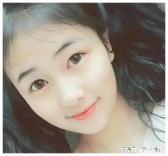 小时候的白鹿就是一个漂亮可爱的小女孩,充满了灵气.