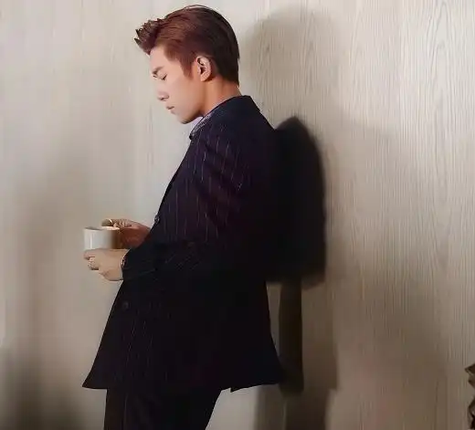 多次晒出未公开照片,无论是易烊千玺手拿咖啡侧靠墙边,低头浅饮的画面