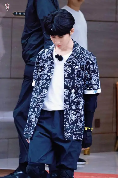 张真源卡通涂鸦衬衫发带造型