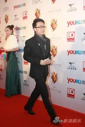 组图:李玉刚现身bq红毯 称近期将进行巡演