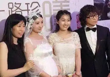 但是,在出演《甄嬛传》之前,斓曦可是跑了五年的龙套,在《候机大厅》