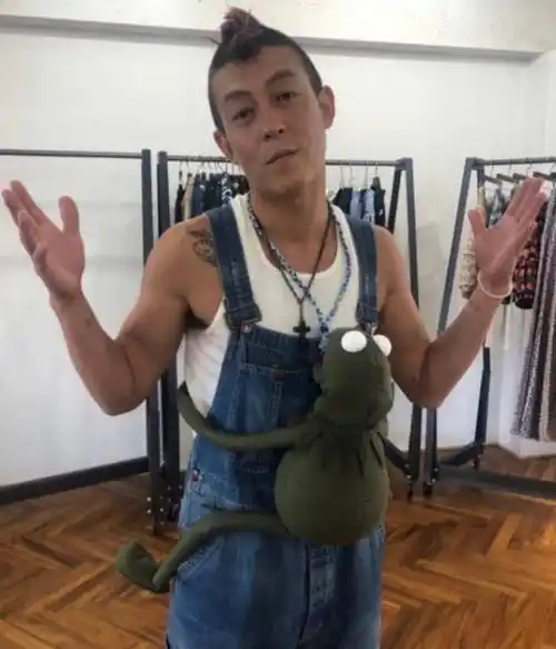 摄影师西装造型公开,王子打扮撞脸谢霆锋,可算见到痞帅最高形式_形象