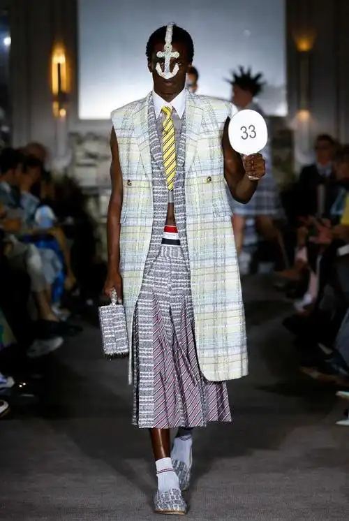 韩国时尚圈变味了?男爱豆穿裙子亮相红毯?网友:比我穿还好看