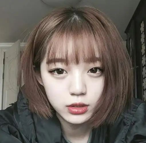 空气刘海配短发.