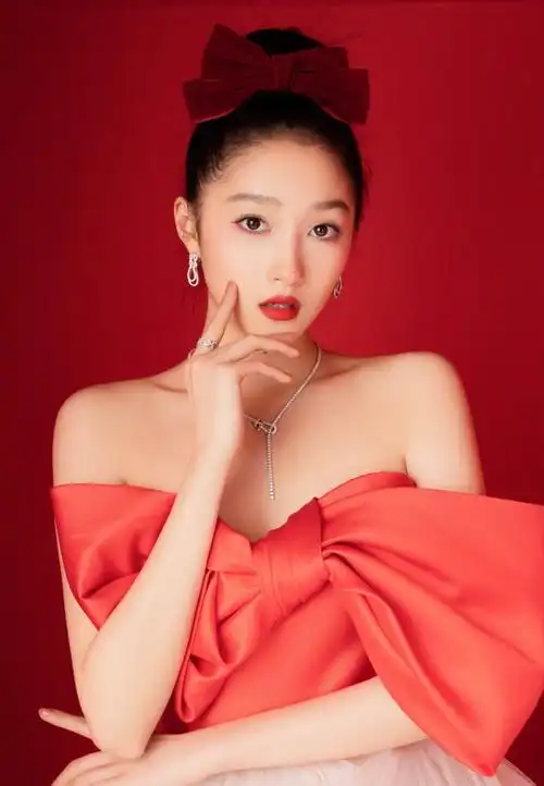 关晓彤现在的气质真是绝了头戴皇冠身穿抹胸礼服气场全开