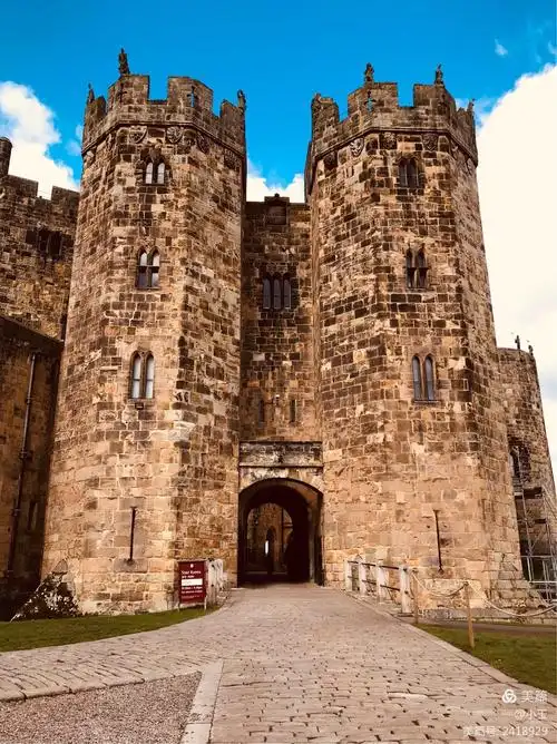 因《唐顿庄园》,《哈利波特魔法学校》等多部电影在此取景名声大噪.