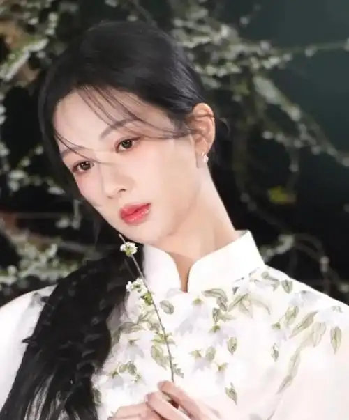 杨紫最新造型来袭身穿白色新中式套装编发戴簪古风古韵