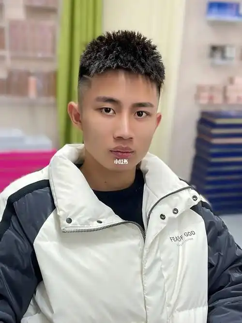 头发长度在4～6厘米!做成锡纸烫,简单好打理,渣不渣无所谓,好看就行!