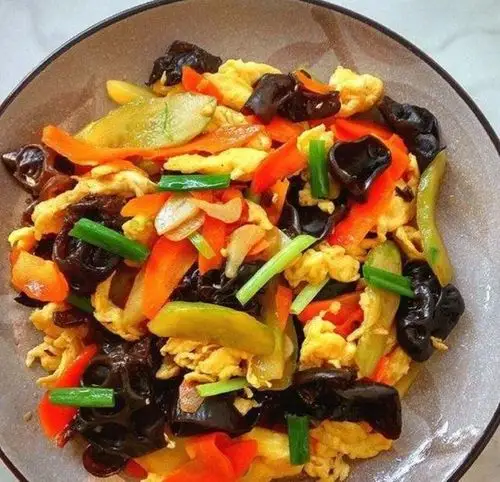 朋友来家里蹭饭,做的几道家常菜,没想到朋友都吃嗨了