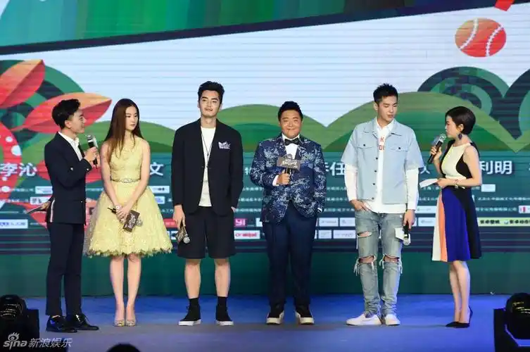 关于吴亦凡和金世佳身高的配图及描述