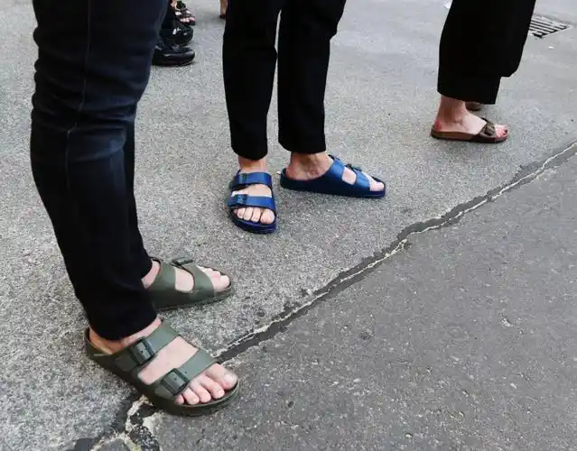 穿凉鞋的男人都很随便