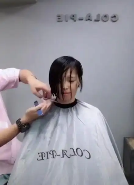 每次去理发店剪头发越剪越害怕女生都是这样