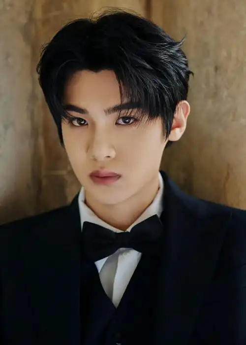 黄明昊丝绸之路国际电影节志愿者推广大使#西装三件套好贵气好帅气的