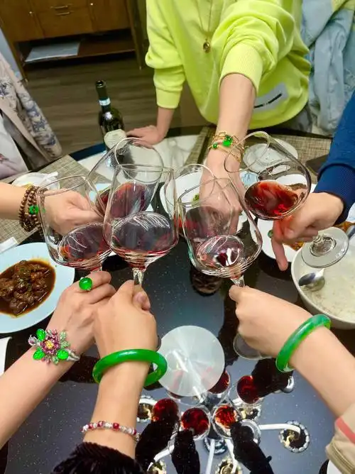 碰杯的时候00那个手伸出去,没点bling bling的东西,一整个输很大好