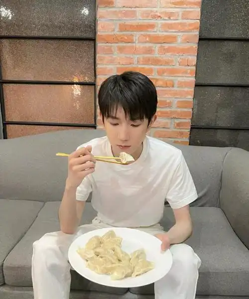 易烊千玺晒了一组照片暴露了他真实的生活状态