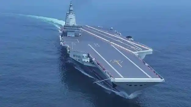 福建号能在全球范围内投射中国的军事力量,有效维护国家海洋权益,它的