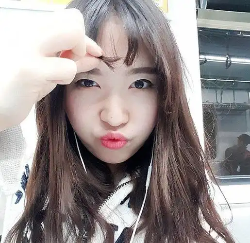 美女网上纷纷晒"爱心刘海"