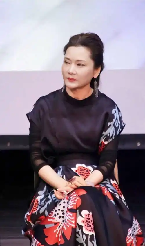 何赛飞穿花哨长裙却没人质疑她装嫩全在于气质优雅脸又自然