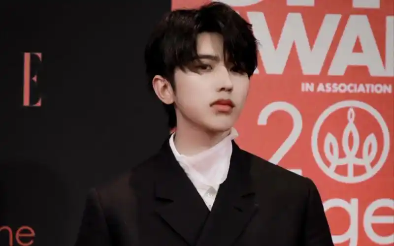 蔡徐坤黑色西装造型给人带来的不同视觉效果真得穿啥都帅的不行