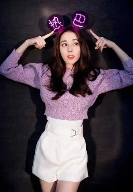 迪丽热巴戴米老鼠耳朵卖萌,满脸都是幸福笑容,成功可爱到网友们_姐姐