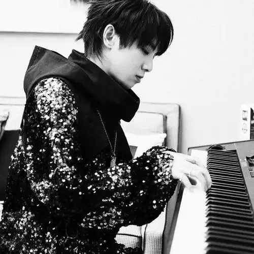 为什么华晨宇自拍都是黑白滤镜