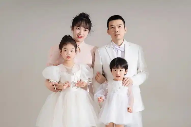 从认识到现在第六年了,一时兴起想要拍全家福,好像找到了当时拍 - 抖