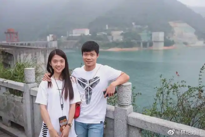 苏炳添晒与妻子合照庆结婚五周年