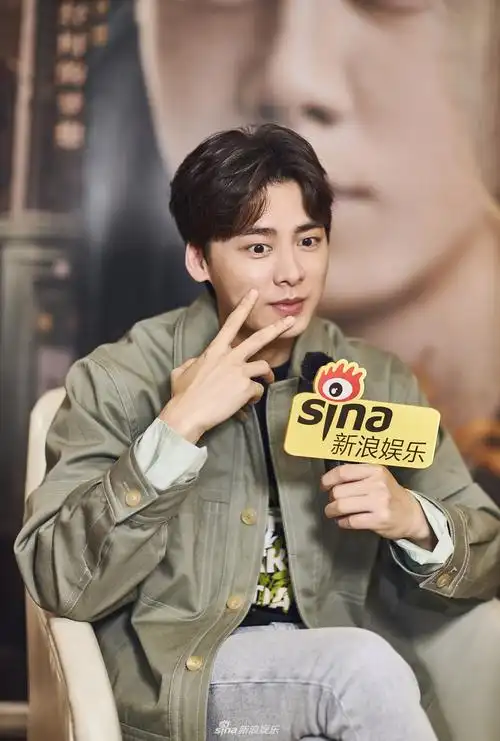 主演李易峰接受新浪娱乐专访,一身绿夹克配牛仔裤休闲又阳光,笑容灿烂