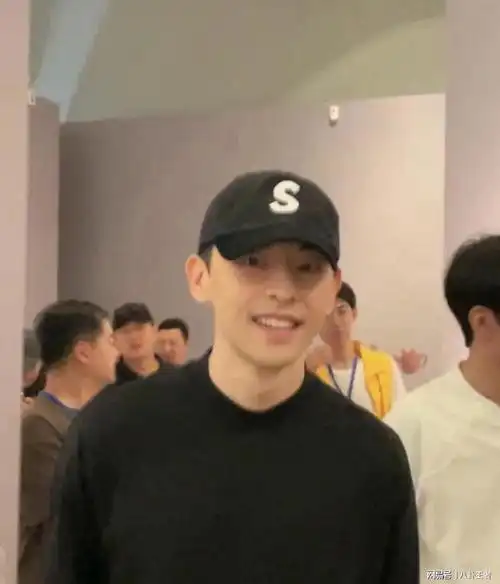 邓伦近况曝光!素颜出镜不惧镜头,博物馆背手看文物,像遛弯的大爷