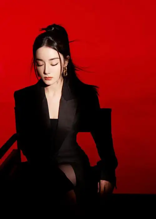 迪丽热巴 黑色西装裙,搭配利落高马尾,又酷又飒姿