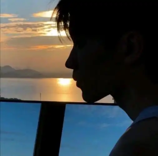 侧颜男头像图 - 唯美女生头像!