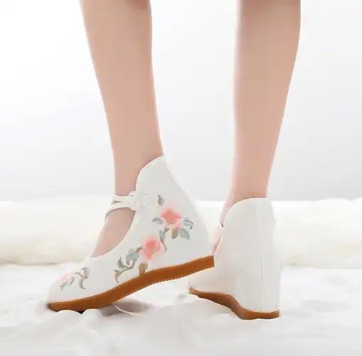 并蒂莲 绣花鞋布鞋民族风牛筋底内增高广场舞蹈女单鞋