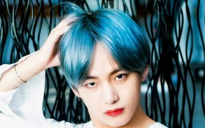 『bts金泰亨』世界弹海的王子泰泰v蓝发帅炸了 推文延续神仙boy各种