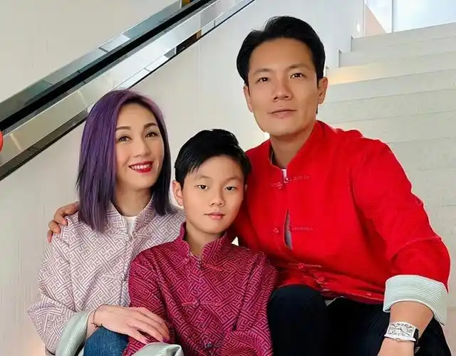 杨千嬅过年期间闲不住,与老公丁子高一起锻炼,肤白貌美身材苗条