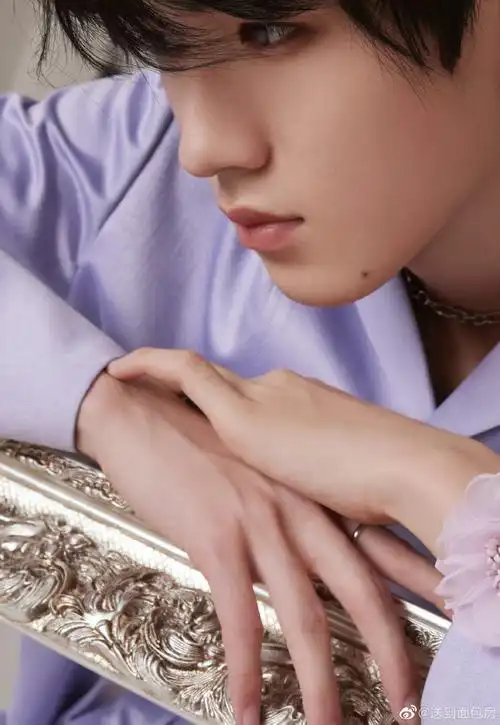 宋亚轩珍珠戒指##宋亚轩鲜花西装造型
