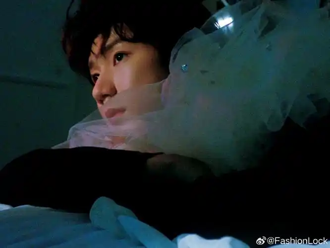 王源氛围感白纱定妆照