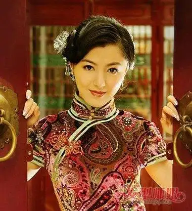 民国女生斜刘海侧盘发发型梳在鬓角的低盘发发型用了发簪点缀造型