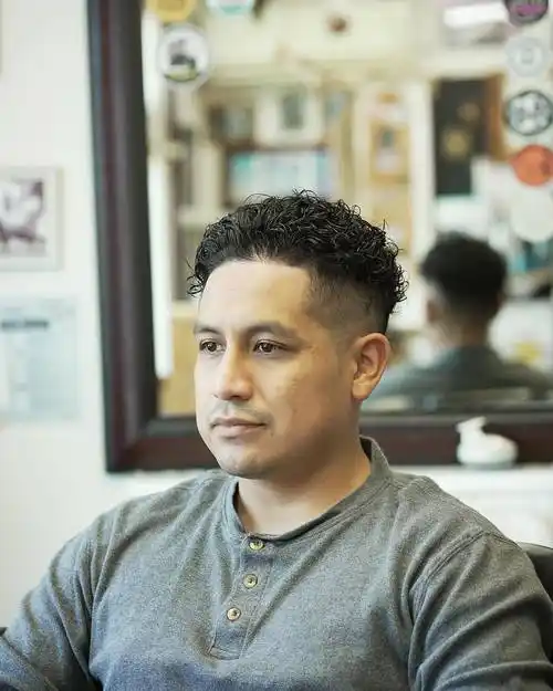 周边铲短头顶烫卷正流行,男士新选择引领潮流风尚_发型_头发_时尚