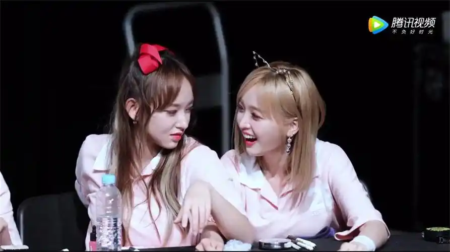 吴宣仪程潇间的有爱互动,实名嫉妒两人
