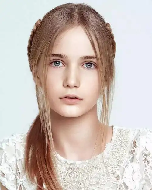 这位"世界最美女孩之一"的11岁战斗民族小萝莉,让人忍不住好奇,高冷