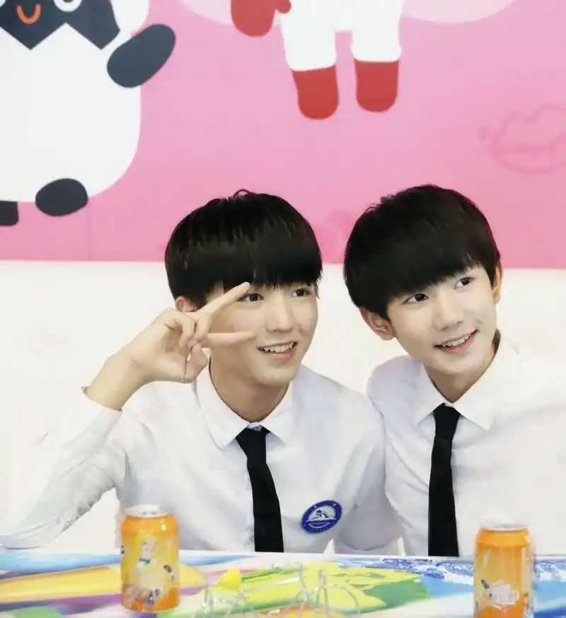 原来王俊凯和王源的关系这么好,互帮互助真不错!