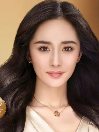 奇怪的是脸型比起前段时间变方了 - - 现阶段杨幂的脸问题出在什么