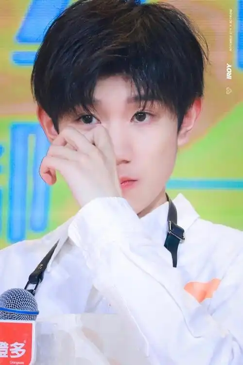 令颜值加分的眼睛#星星眼的王源,一笑起来仿佛世界都静止了@tfboys
