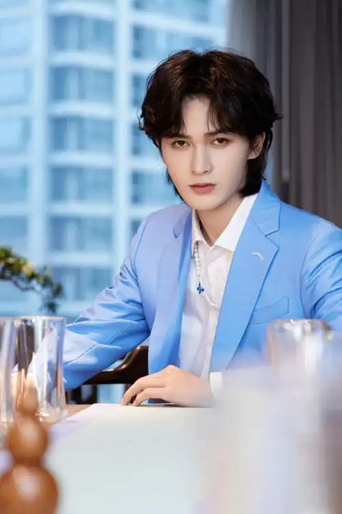 theo-朱正廷蓝色西装加身,给炎炎夏日带来别致清爽,尽显温柔