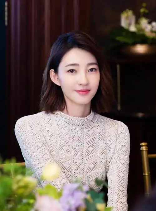 王丽坤新造型曝光齐肩短发搭配复古格子西装重现妖艳气息