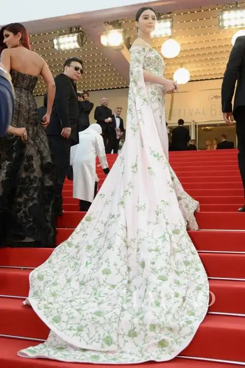 范冰冰身着ralph & russo定制礼服亮相2015第68届戛纳电影节开幕式