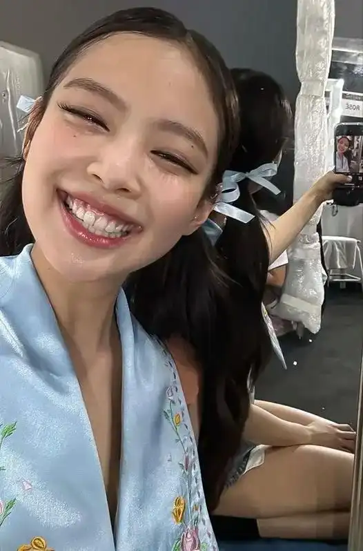 关于我相册里收藏jennie的露齿笑图.太治愈啦9309 # - 抖音